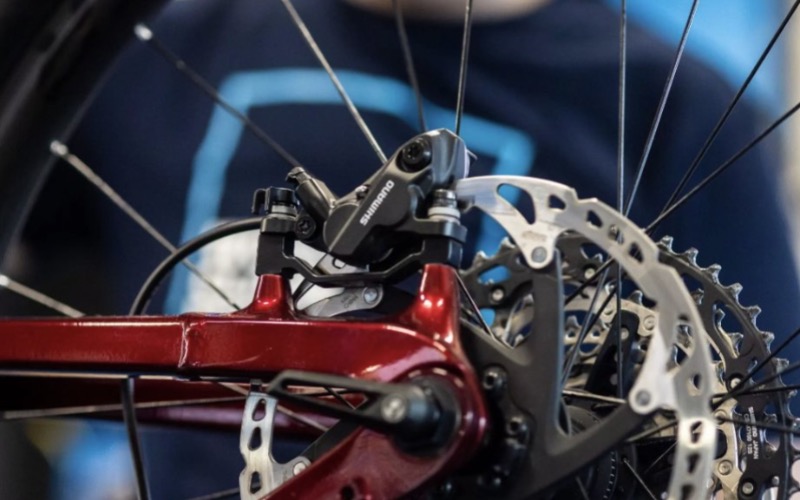<p>Van remmen tot software, van aandrijving tot een volledige onderhoudsbeurt: jouw e-bike krijgt bij ons precies de aandacht die nodig is. Kleine én grote onderhoudsbeurten zijn mogelijk — <strong>allemaal uitgevoerd volgens de nieuwste normen.</strong></p>