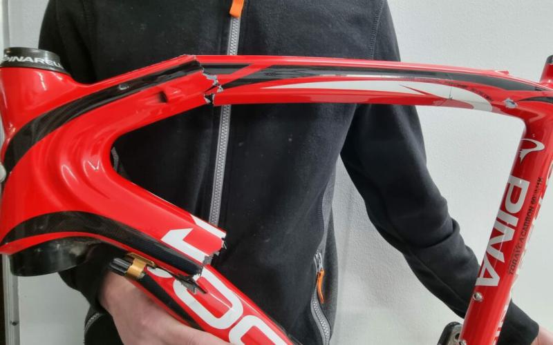 <p>Een scheur in je frame? Geen paniek. Wij begeleiden het volledige carbonherstelproces: van de-montage tot montage en eindcontrole. Zo krijgt jouw fiets zijn oorspronkelijke sterkte en looks terug. <strong>Veilig, professioneel en volledig hersteld.</strong></p>