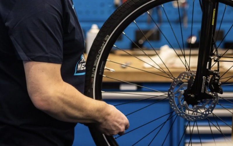 <p>Voor onderhoud, revisie of het finetunen van jouw voorvork of achterdemper werken wij samen met BikeSuspension.nl. Snelle service, deskundige uitvoering en garantie op het werk. <strong>Ontdek wat er mogelijk is voor jouw MTB-vering.</strong></p>
